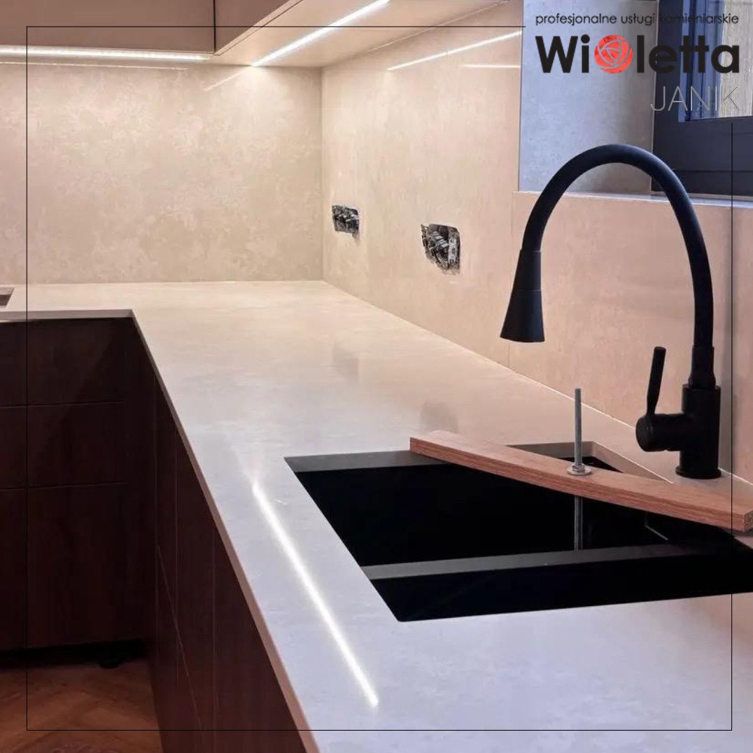Blat kuchenny z kamienia naturalnego – nowoczesna i funkcjonalna realizacja, łącząca trwałość z elegancją.
