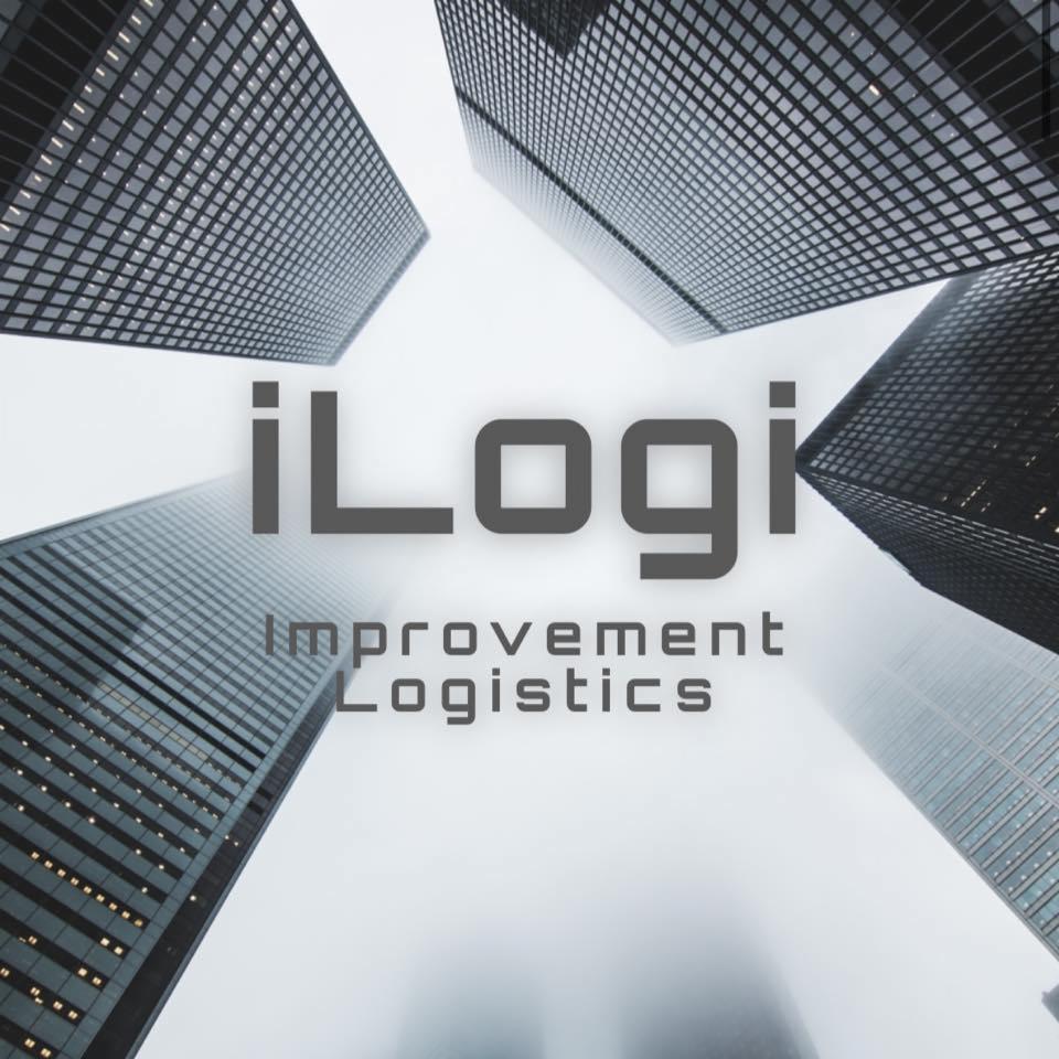 Logo 'iLogi Improvement Logistics' na tle czterech wysokich budynków biurowych widzianych z dołu, z efektem zamglenia.