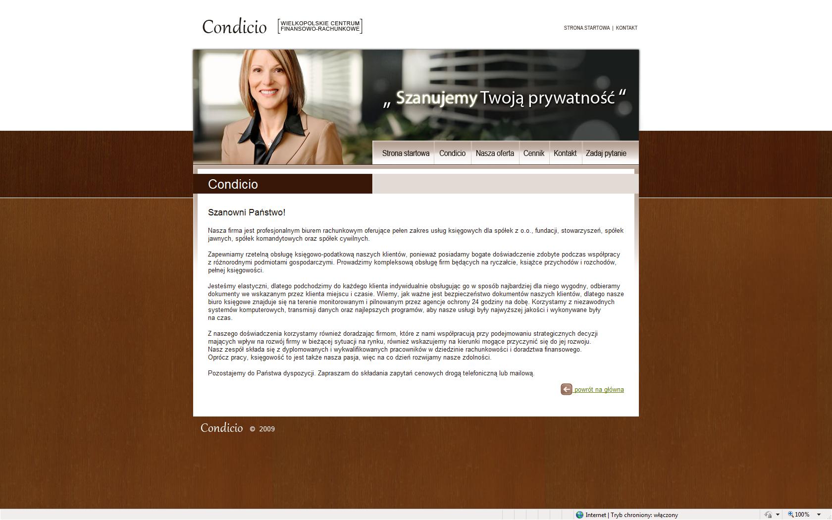 Zdjęcie ze strony internetowej biura rachunkowego Condicio, przedstawiające uśmiechniętą kobietę w beżowym żakiecie na tle logo firmy i hasła 'Szanujemy Twoją prywatność'.