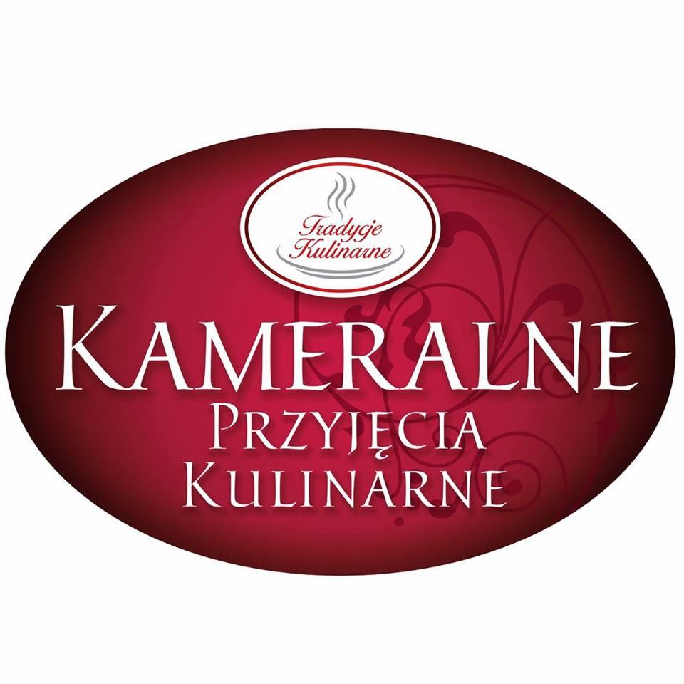 Logo firmy cateringowej z napisem 'Kameralne Przyjęcia Kulinarne' w kolorze białym na bordowym tle w kształcie elipsy.