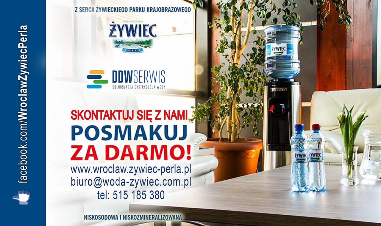 Dystrybutor wody Żywiec z butelkami na stole, roślina doniczkowa w tle. Widoczny fragment biura i logo DDW Serwis.