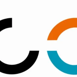 Logo firmy Recool z czarnymi literami, a w środku okrąg z kolorowymi segmentami: pomarańczowym, zielonym i niebieskim.