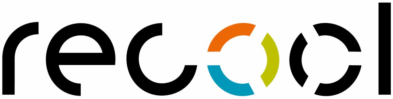 Logo firmy Recool z czarnymi literami, a w środku okrąg z kolorowymi segmentami: pomarańczowym, zielonym i niebieskim.
