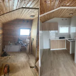 Porównanie stanu surowego i wykończonego wnętrza z drewnianą boazerią na ścianach i suficie, po lewej narzędzia i materiały budowlane, po prawej umeblowana kuchnia z jasnymi szafkami i białymi...