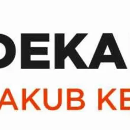 Logo firmy dekarskiej: pomarańczowy geometryczny symbol przypominający dach oraz czarny napis 'DEKARSTWO' nad pomarańczowym napisem 'JAKUB KĘDZIOR'.