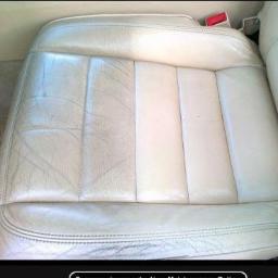 Natura Car Wash - Jasna skórzana tapicerka fotela samochodowego, widoczna różnica w czystości między wyczyszczoną a zabrudzoną częścią.