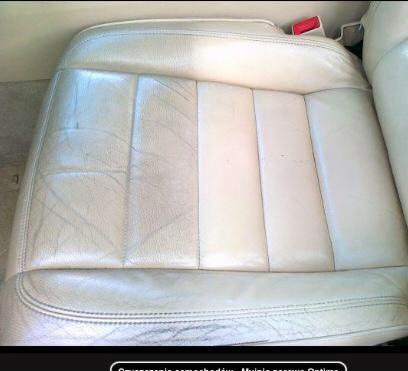 Jasna skórzana tapicerka fotela samochodowego, widoczna różnica w czystości między wyczyszczoną a zabrudzoną częścią.