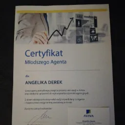 Certyfikat Młodszego Agenta dla Angeliki Derek od Aviva, z wykresem wzrostu i ikonami danych, potwierdzający ukończenie rekrutacji i uprawnienia do czynności agencyjnych.