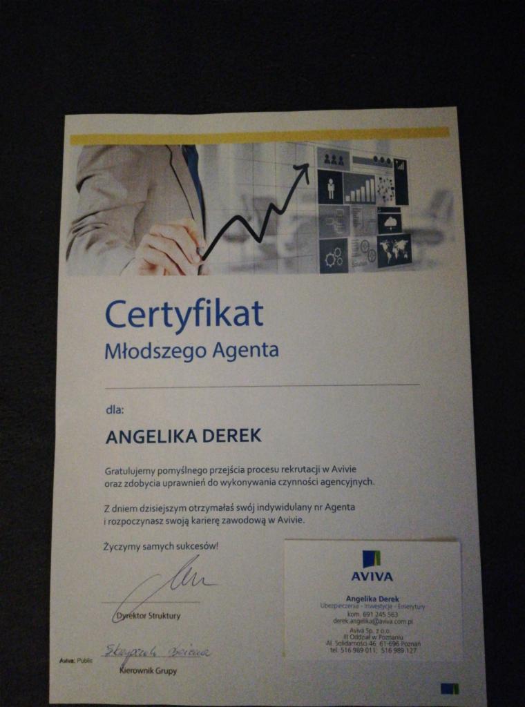 Certyfikat Młodszego Agenta dla Angeliki Derek od Aviva, z wykresem wzrostu i ikonami danych, potwierdzający ukończenie rekrutacji i uprawnienia do czynności agencyjnych.