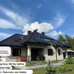 Dom jednorodzinny z zamontowanymi panelami słonecznymi Longi Solar 350 Wp HalfCut o mocy 6,3 kWp i falownikiem Solar Edge, Radomsko, woj. łódzkie, błękitne niebo z obłokami w tle.