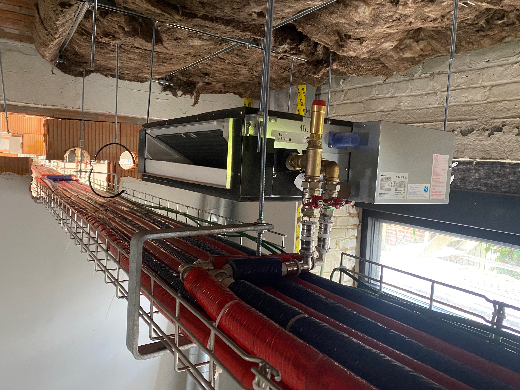 Montaż 16 klimakonwektorów_Belgia