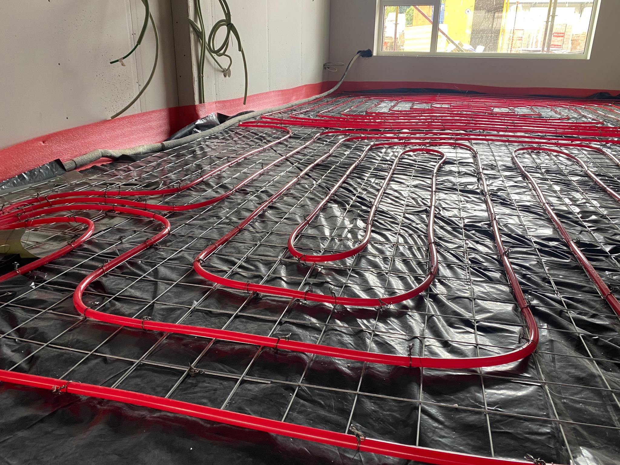 Montaż ogrzewania podłogowego wraz z rozprowadzeniem wody użytkowej metodą rozdzielaczową. Miejsce Belgia