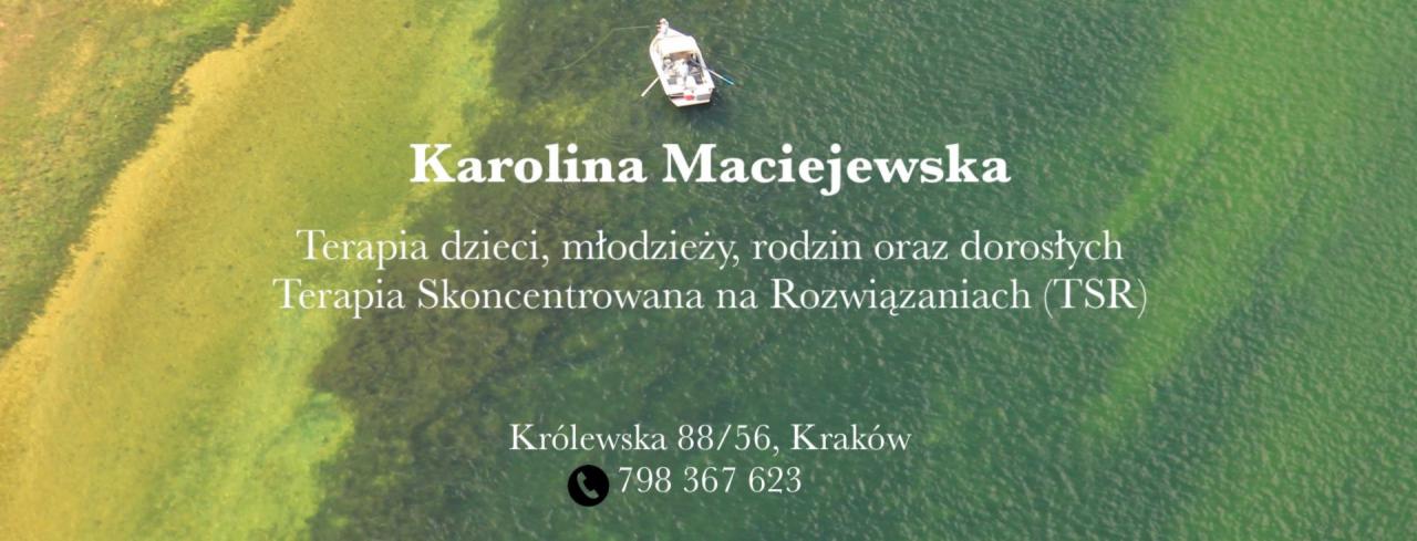 Grafika z nazwiskiem Karolina Maciejewska, informacją o terapii dla dzieci, młodzieży, rodzin i dorosłych oraz adresem i numerem telefonu na tle rozmytego zdjęcia jeziora z łódką.