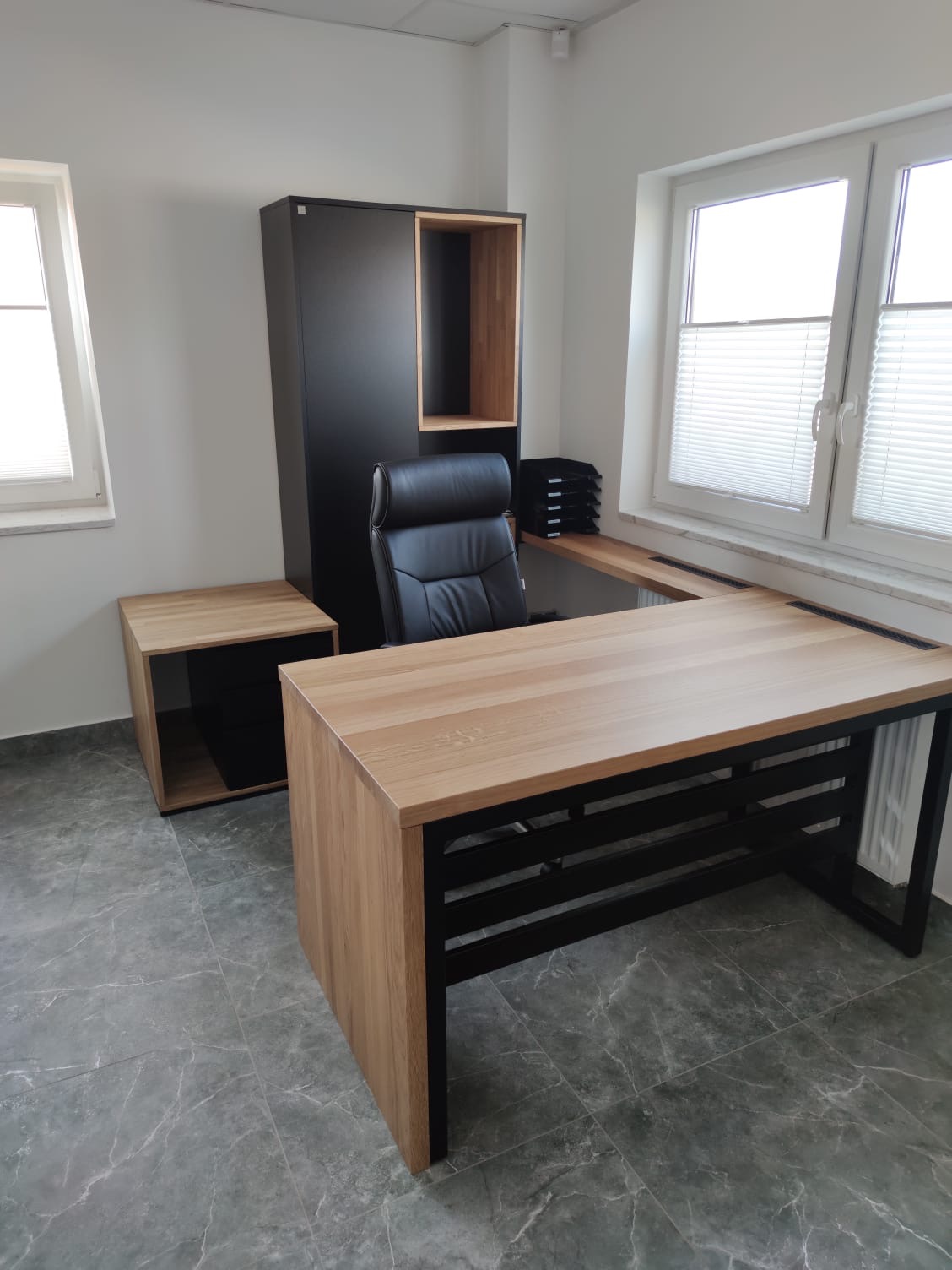 Biurko ze stali z płytą z drzewa