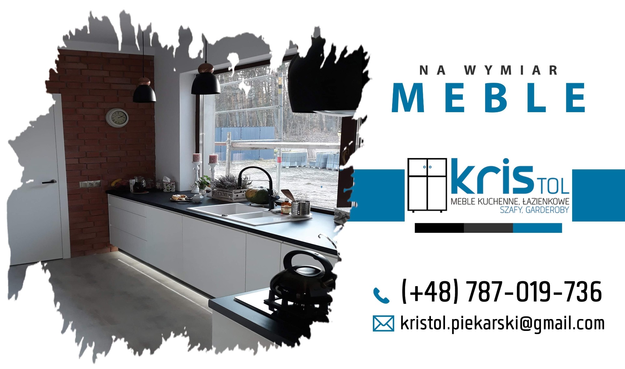 Nowoczesna kuchnia z białymi frontami, czarnym blatem i ceglaną ścianą, oświetlona wiszącymi lampami, z widocznym logo firmy meblowej KrisTol i danymi kontaktowymi.