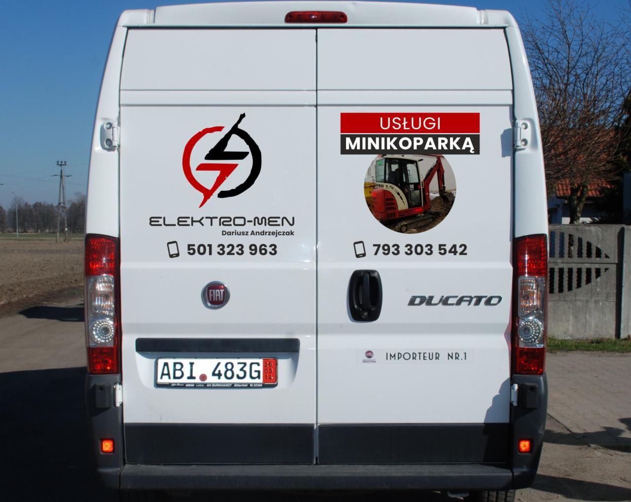 Tył białego samochodu dostawczego Fiat Ducato z naklejonym logo firmy Elektro-Men oraz reklamą usług minikoparką z numerami telefonów.
