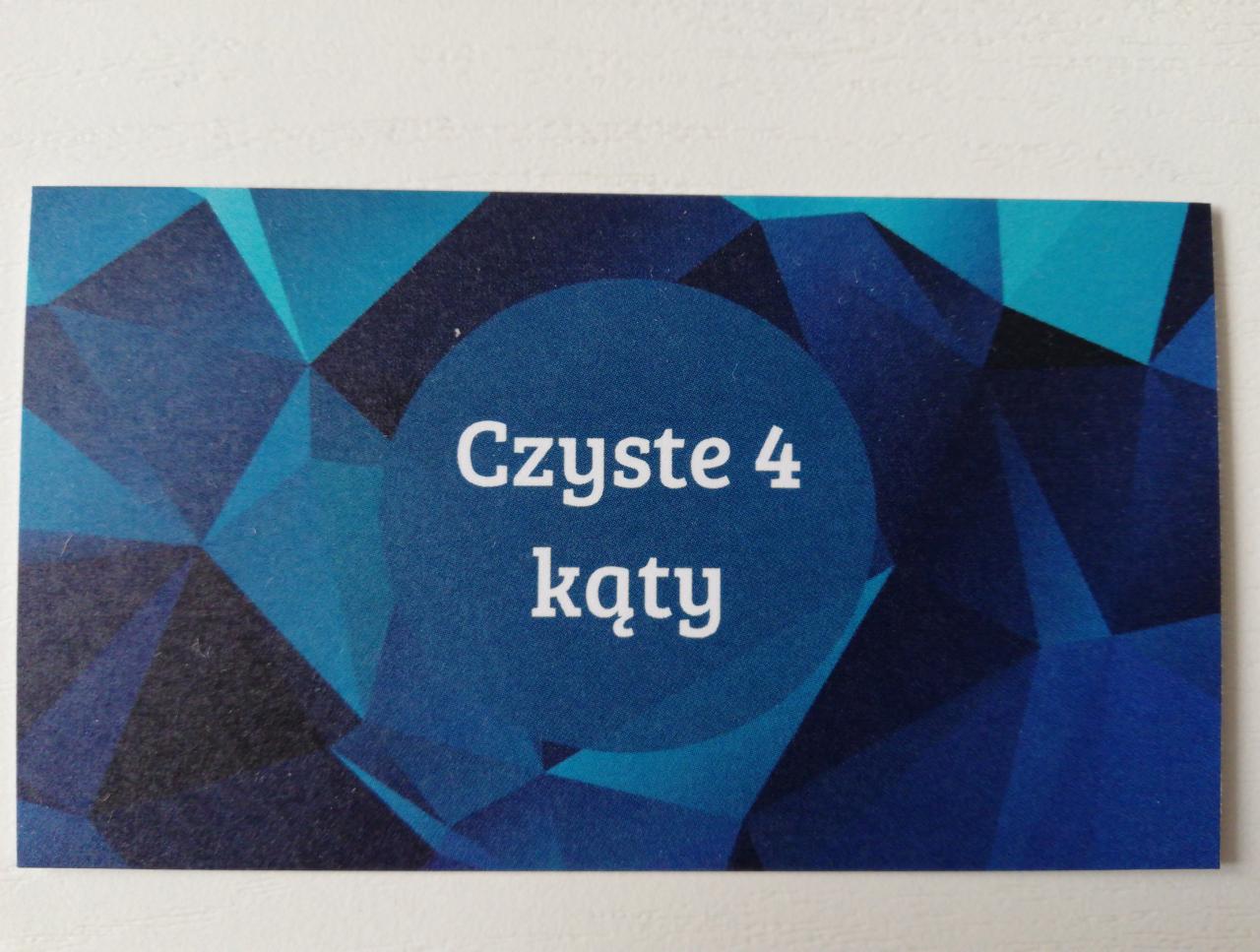 Wizytówka firmy sprzątającej z napisem 'Czyste 4 kąty' na tle abstrakcyjnych, niebieskich trójkątów.