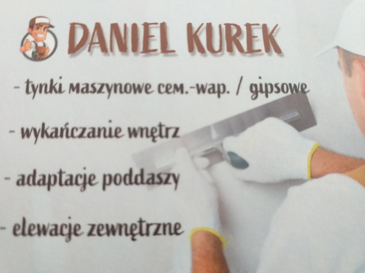 Reklama firmy budowlanej Daniel Kurek z ofertą na tynki maszynowe, wykańczanie wnętrz, adaptacje poddaszy i elewacje zewnętrzne, widoczna dłoń w białej rękawicy z kielnią podczas pracy.