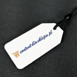 Biała metka z napisem 'content dla sklepu.pl' i ikoną wózka sklepowego, zawieszona na czarnym sznurku na ciemnym tle.