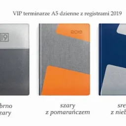Trzy terminarze książkowe A5 z rokiem 2019, w różnych wariantach kolorystycznych: srebrno-szary, szary z pomarańczowym i srebrny z niebieskim, ułożone obok siebie na białym tle.