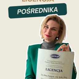 HomeSpace Julia Ratajczak - Licencja pośrednika nieruchomości w Warszawie. Uśmiechnięta kobieta w zielonej marynarce prezentuje certyfikat Federacji Porozumienia Polskiego Rynku Nieruchomości.
