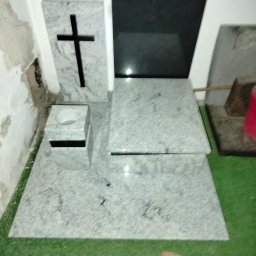 Nagrobek with and White podstawa 130 x 100 ramka 50x 70 napisówka czyli słupek stojący czarny Szwed i słupek stojący z wklejonym czarnym Szwedem krzyżem koszt to około 5000 zł na gotowo 