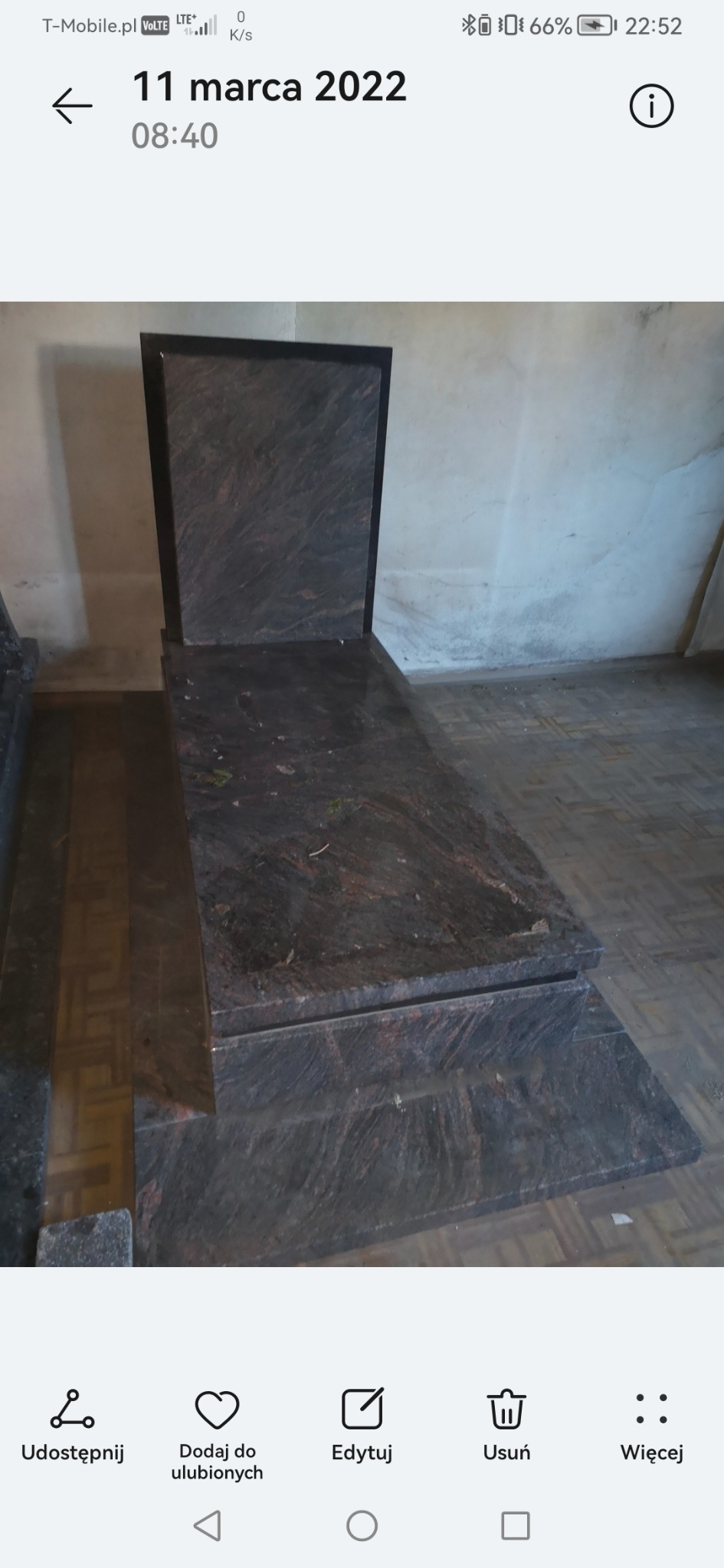 Granitowy nagrobek w odcieniach brązu i czerni, z widoczną strukturą kamienia. Solidne wykonanie z Katowic. Klasyczny wzór z nowoczesnym akcentem.