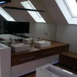 Nowoczesna łazienka na poddaszu w Jadownikach z dwoma prostokątnymi umywalkami nablatowymi, drewnianym blatem i lustrem na całą ścianę odbijającym wannę oraz okna dachowe.