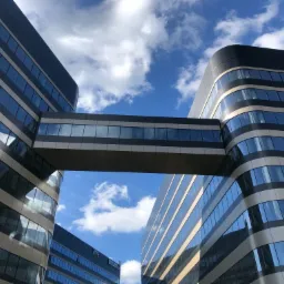 Konstrukcja kładki w klasie EXC3 łączącej budynki biurowe w Krakowie