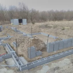 Murowanie fundamentów z bloczka zalewowego