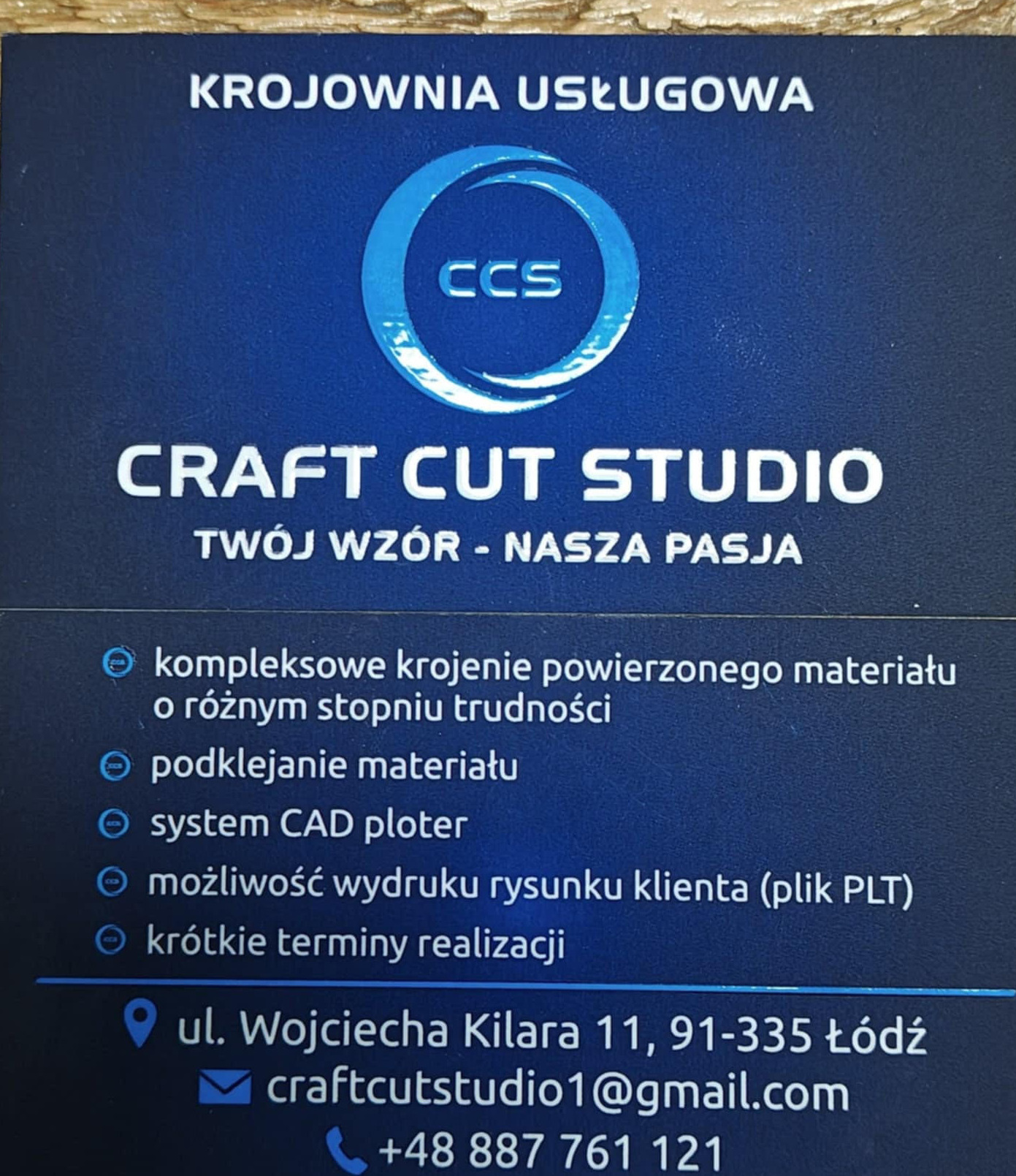 Wizytówka krojowni usługowej Craft Cut Studio z logo CCS, oferującej kompleksowe krojenie, podklejanie materiału, system CAD ploter i wydruk rysunku klienta.