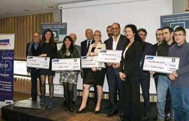 wręczanie czeków, aby zachęcić ich do dokończenia tego, co zaczęli