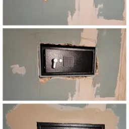 Trzy etapy montażu sejfu w ścianie z płyty gipsowej: wycięty otwór wypełniony gruzem, sejf umieszczony w otworze, obudowa sejfu obłożona gładzią szpachlową.