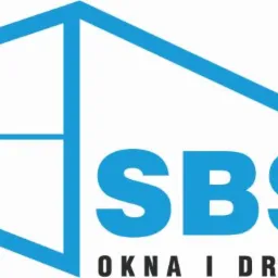 Niebieskie logo firmy SBS Okna i Drzwi, z graficznym przedstawieniem okna w kształcie domu.