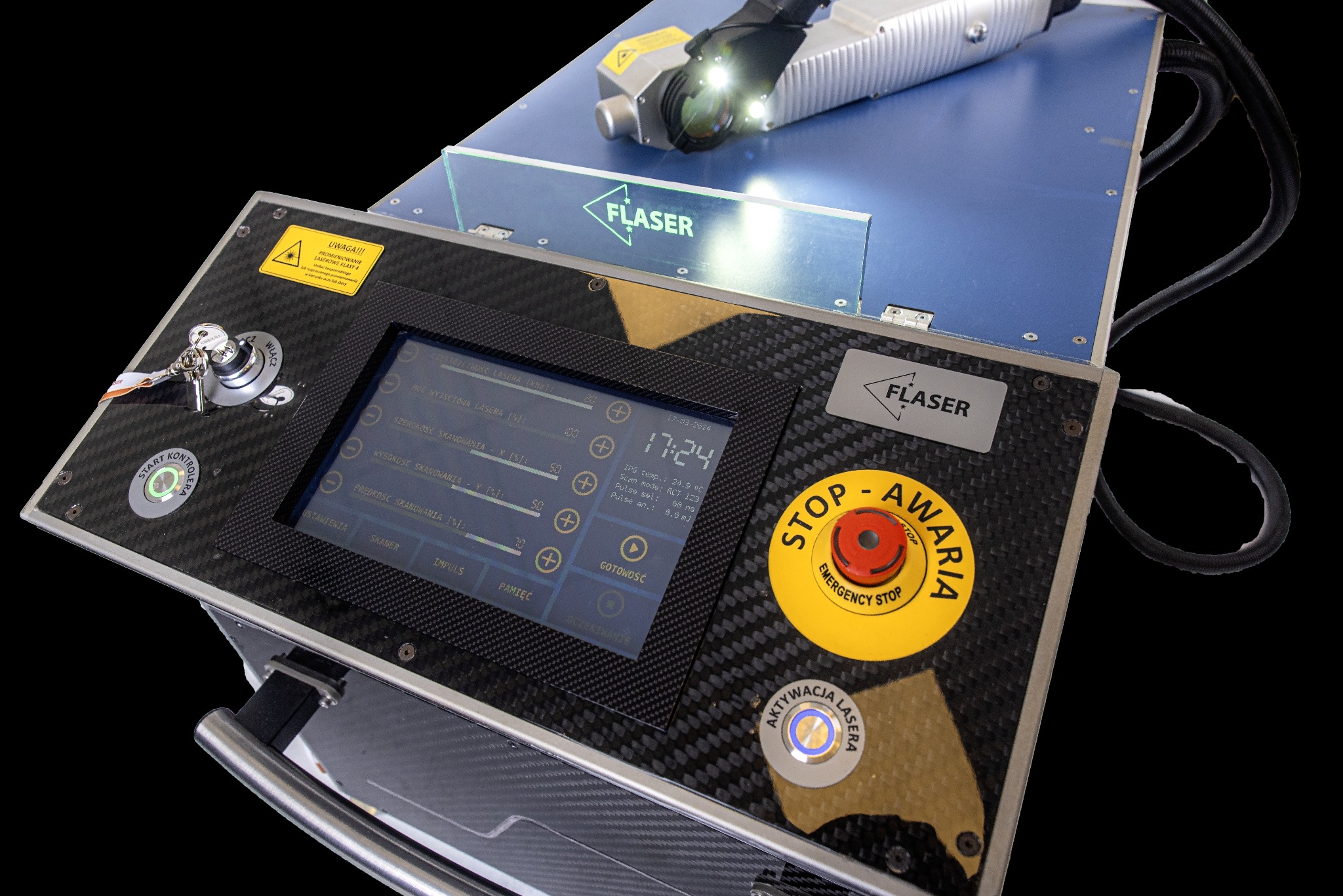 Urządzenie laserowe Flaser z panelem sterowania wykonanym z włókna węglowego, wyświetlaczem pokazującym parametry pracy, przyciskiem awaryjnym i kluczykiem w stacyjce.
