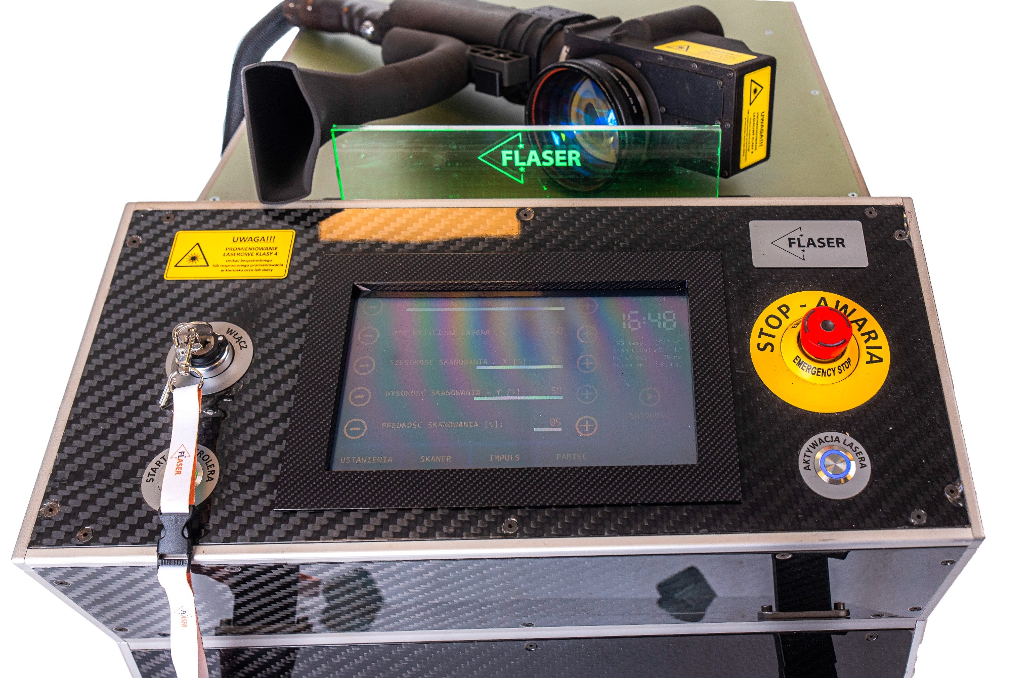 Urządzenie do czyszczenia laserem z panelem sterującym, przyciskiem awaryjnym i głowicą roboczą, oznaczone logiem 'FLASER' i ostrzeżeniem o promieniowaniu laserowym klasy 4.