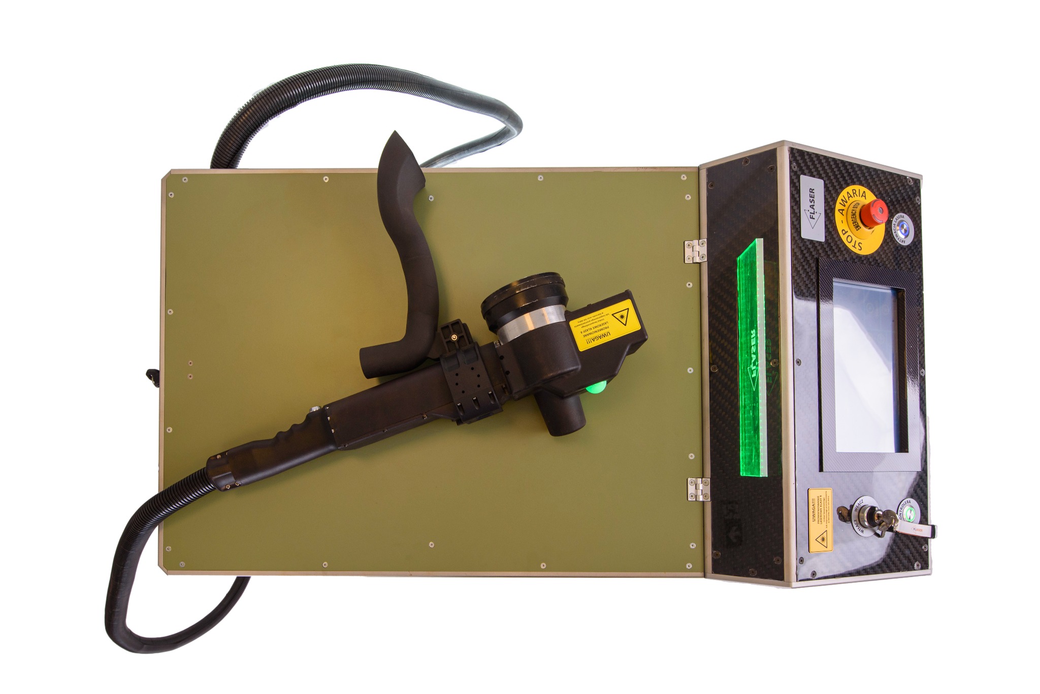 Urządzenie przemysłowe z laserem, prawdopodobnie do czyszczenia lub znakowania powierzchni, z panelem sterowania, wyłącznikiem awaryjnym i wężem odciągowym, na białym tle.