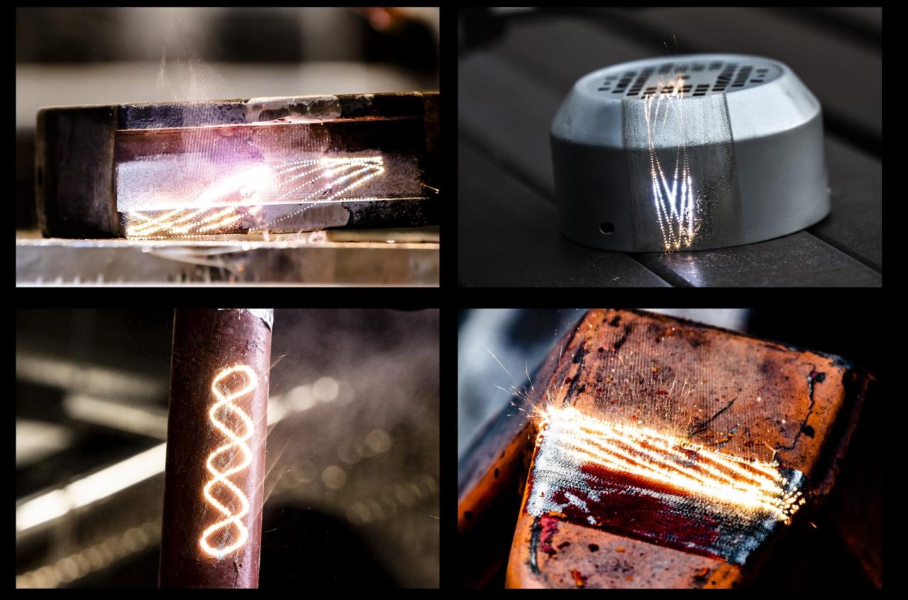Kompozycja czterech zbliżeń na metalowe elementy obrabiane strumieniem ściernym, widoczne iskry i pył, ślady obróbki na powierzchni.