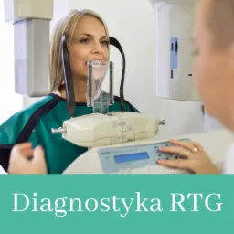 Pacjentka w zielonym fartuchu ochronnym podczas wykonywania zdjęcia RTG zębów w nowoczesnym aparacie panoramicznym, widoczna dłoń operatora z pierścionkiem na palcu.