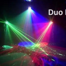 Kolorowe światła sceniczne z efektami specjalnymi, w tle napis 'Duo Dj'.
