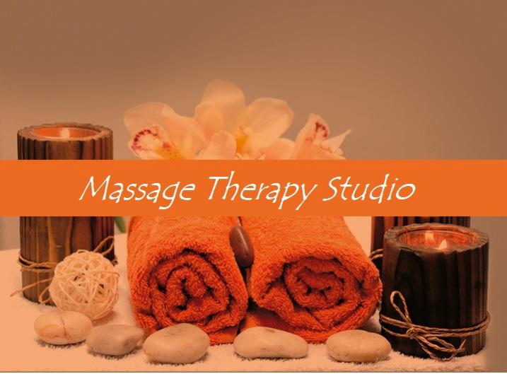 Dwa zwinięte pomarańczowe ręczniki, kamienie, świece w drewnianych osłonkach i kwiaty orchidei na białym ręczniku, tworzące relaksującą atmosferę w spa.