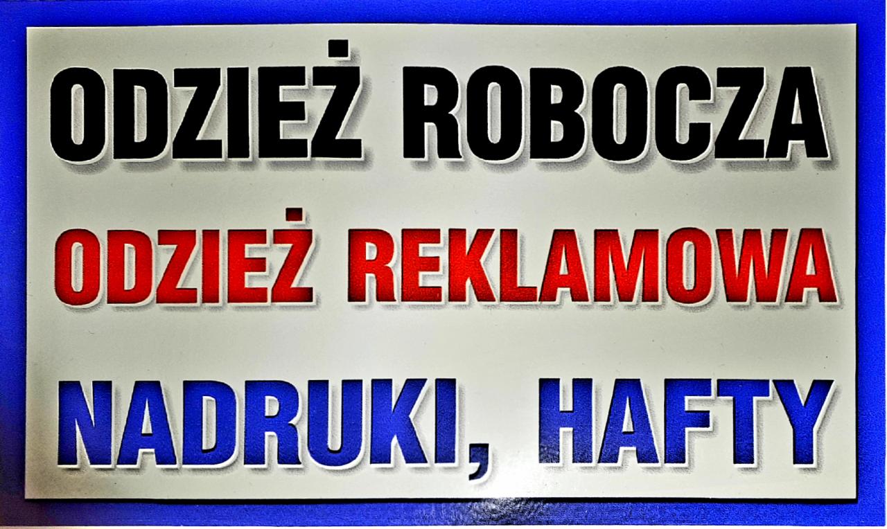 Tablica reklamowa z napisem 'Odzież robocza, odzież reklamowa, nadruki, hafty' w kolorach czarnym, czerwonym i niebieskim.