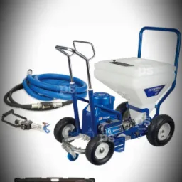 Agregat do natrysku szpachli i gładzi z akcesoriami, w tym dyszą i wężem, oraz zestawem szpachelek w czerwonym futerale, na neutralnym tle.