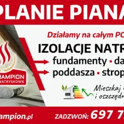 Pracownik w kombinezonie ochronnym aplikuje natryskowo izolację w trudno dostępnym miejscu pod dachem, logo firmy Purchampion i dane kontaktowe.