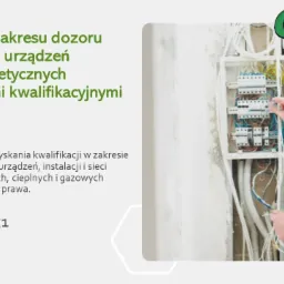 Elektryk w żółtym kasku, w trakcie podłączania przewodów w skrzynce elektrycznej, widoczne przewody i elementy instalacji elektrycznej.