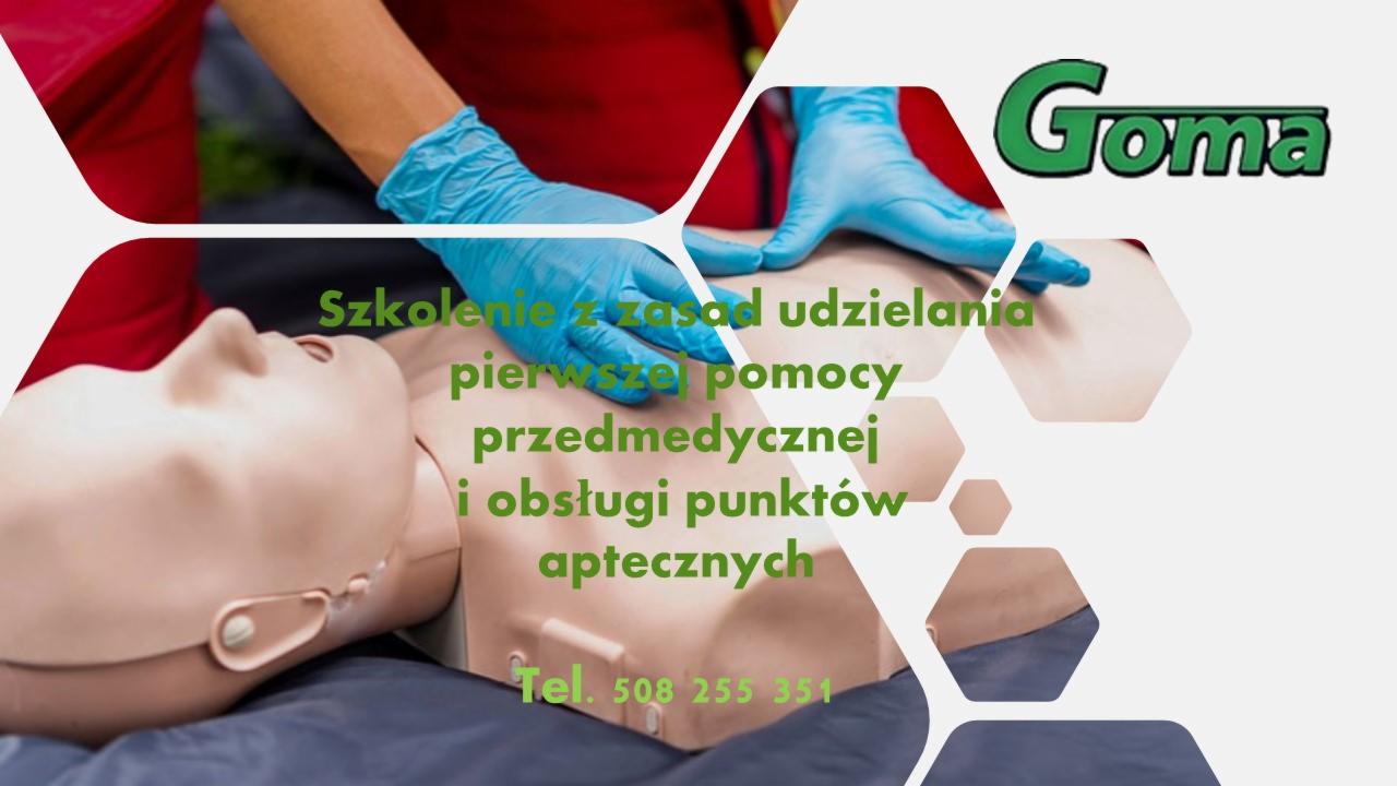 Manekin do nauki pierwszej pomocy, ręce w niebieskich rękawiczkach wykonują resuscytację, w tle logo firmy i tekst o szkoleniu.
