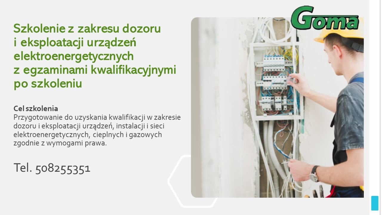 Elektryk w żółtym kasku, w trakcie podłączania przewodów w skrzynce elektrycznej, widoczne przewody i elementy instalacji elektrycznej.