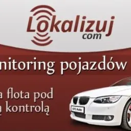 Grafika reklamowa: Logo Lokalizuj.com, napis Monitoring pojazdów GPS, hasło Twoja flota pod stałą kontrolą i białe auto.
