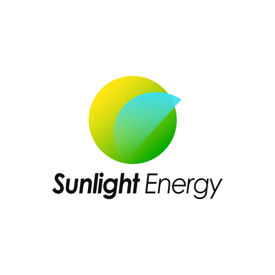 Logo firmy Sunlight Energy: stylizowany okrąg z gradientem od żółtego do zielonego z niebieskim akcentem, nazwa firmy w czcionce bezszeryfowej.