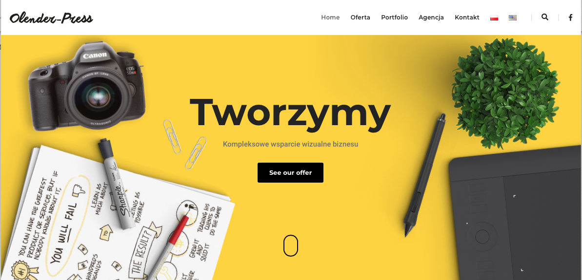 Żółte tło z elementami graficznymi: aparat Canon, notatki z rysunkami i markerami, tablet graficzny z piórkiem oraz roślina doniczkowa; całość sugeruje kreatywny proces projektowania wizualnego.